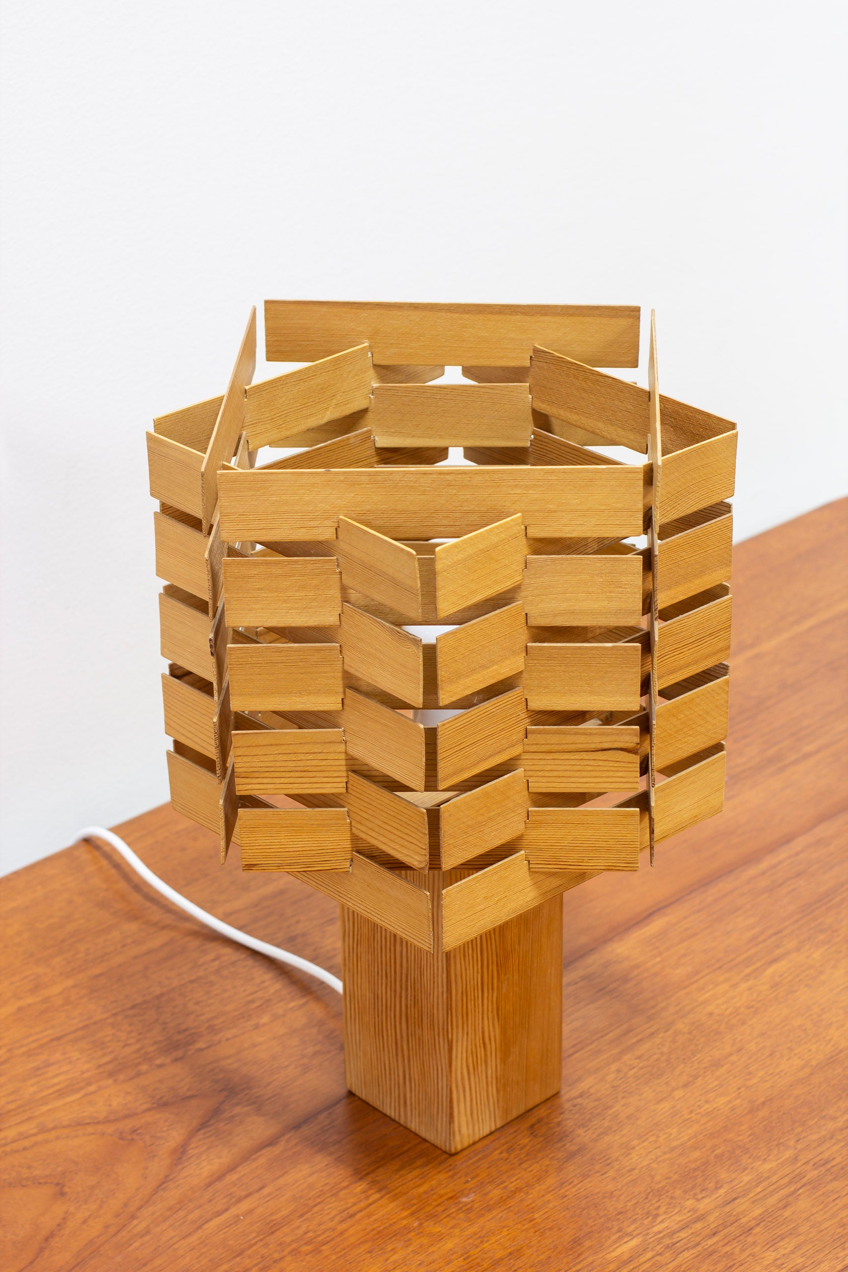 Pine table lamp in the manner of Bengt Lindroos